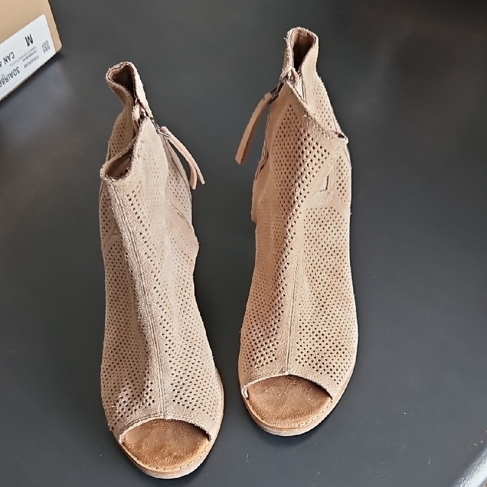 Women's Tan Peep-Toe Ankle Boots 7.5
